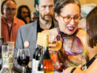 Drinks and intense conversation before the Nebula Awards Ceremony on June 7. (Photo Credit: Kaitrin Acuna, 2025.)