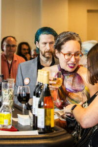 Drinks and intense conversation before the Nebula Awards Ceremony on June 7. (Photo Credit: Kaitrin Acuna, 2025.)