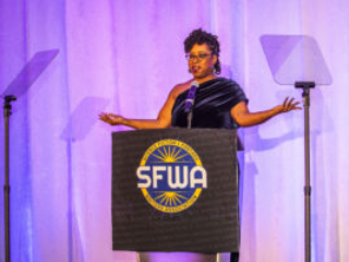 Toastmaster Erin Roberts welcomes attendees to the 60th Anniversary Nebula Awards Ceremony, held on Saturday, June 7 in Kansas City, Missouri. (Photo Credit: Kaitrin Acuna, 2025.)